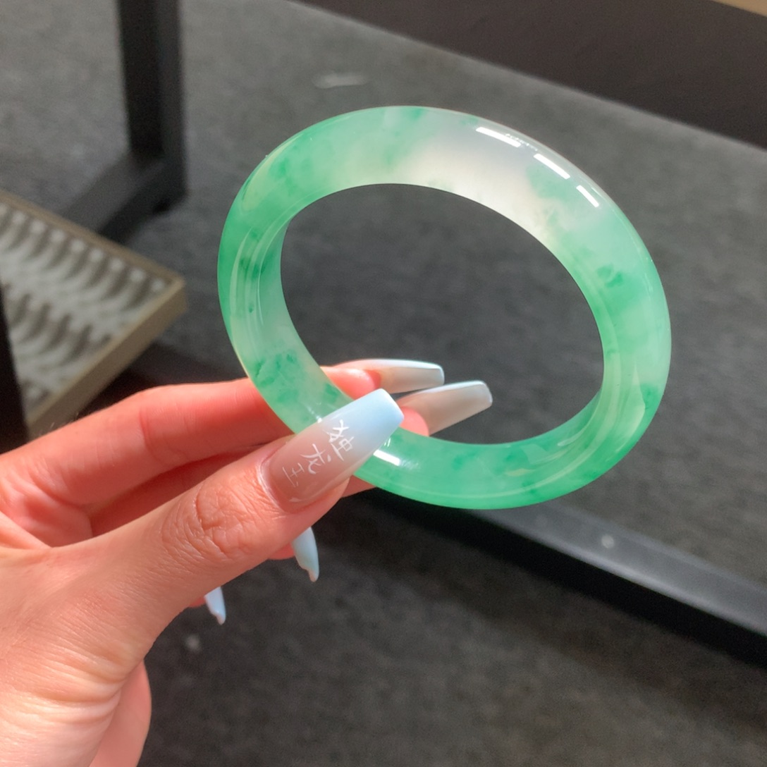 石英质玉手镯未镶嵌，