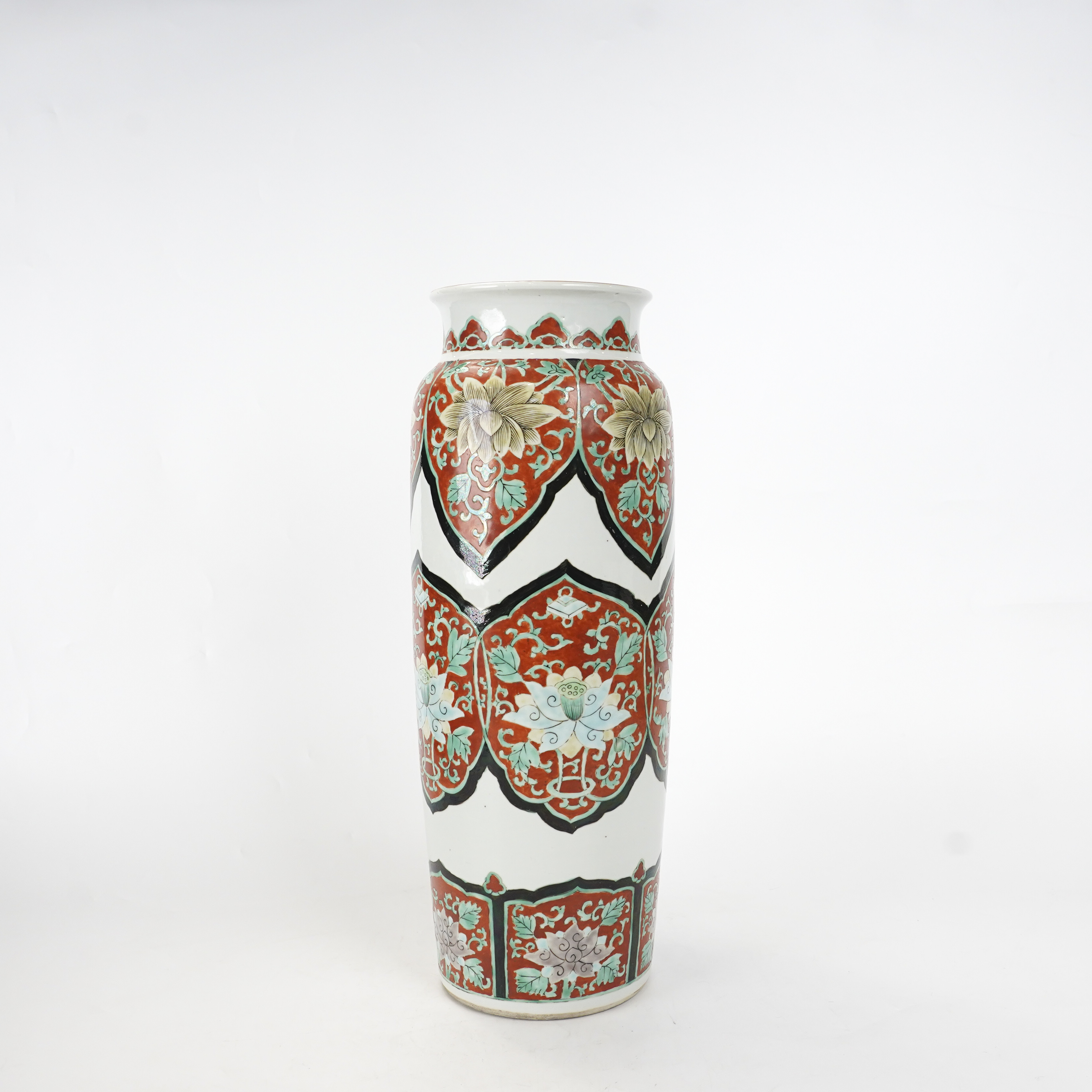 Lot021 清 粉彩花卉纹象腿瓶