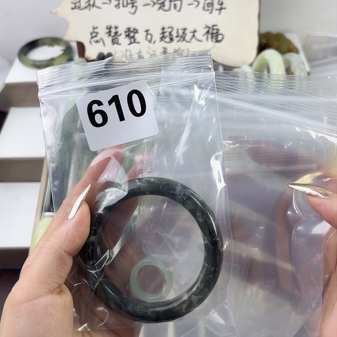 蛇纹石玉手镯未镶嵌我****呢