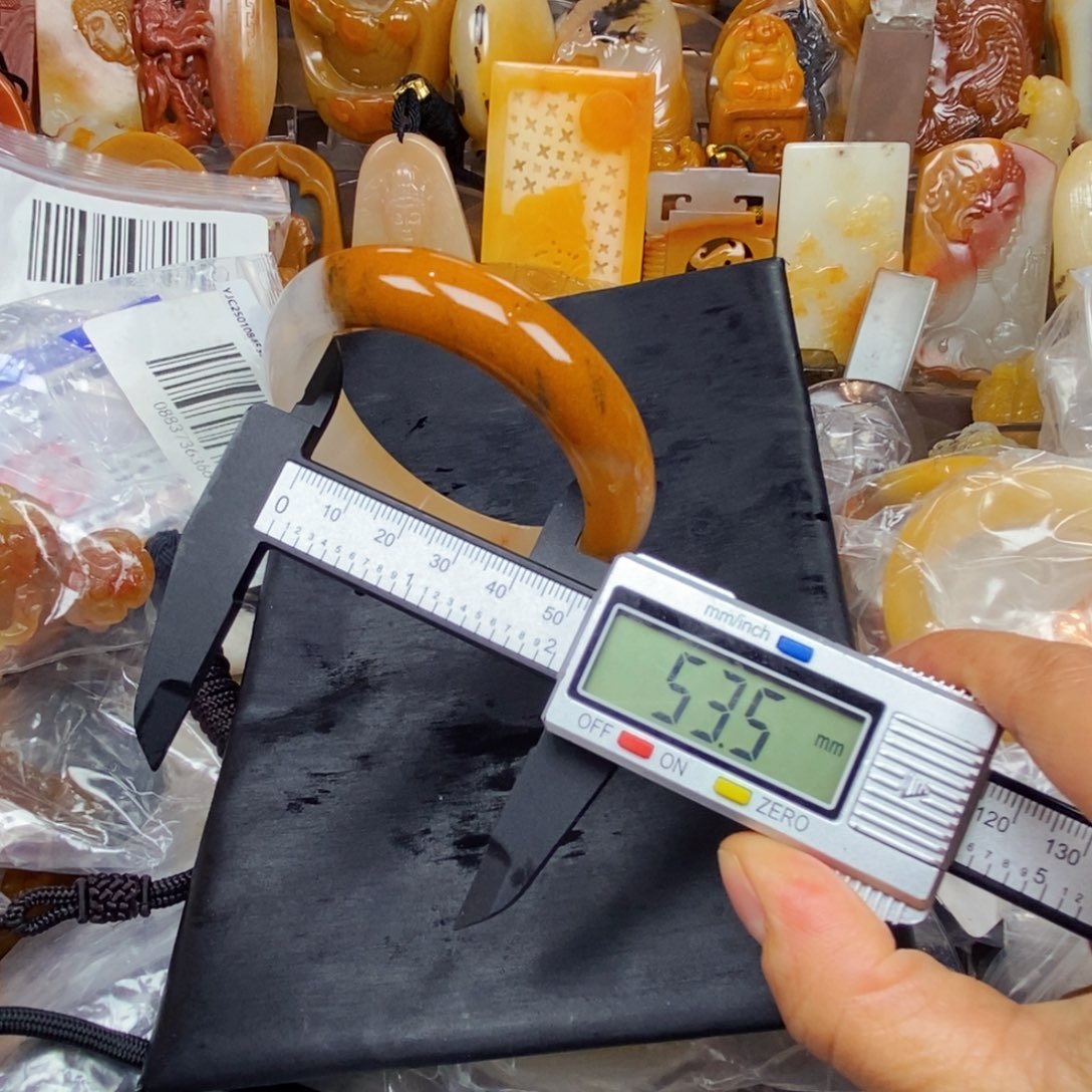 石英质玉（黄龙玉）颈饰未镶嵌