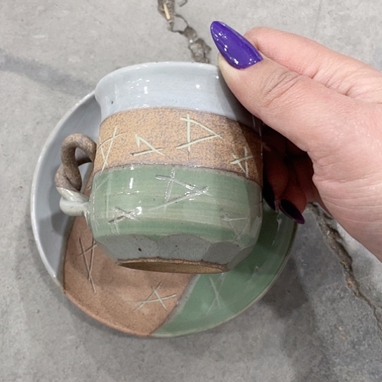 溪**妈瓷器上还有一些花纹较粗