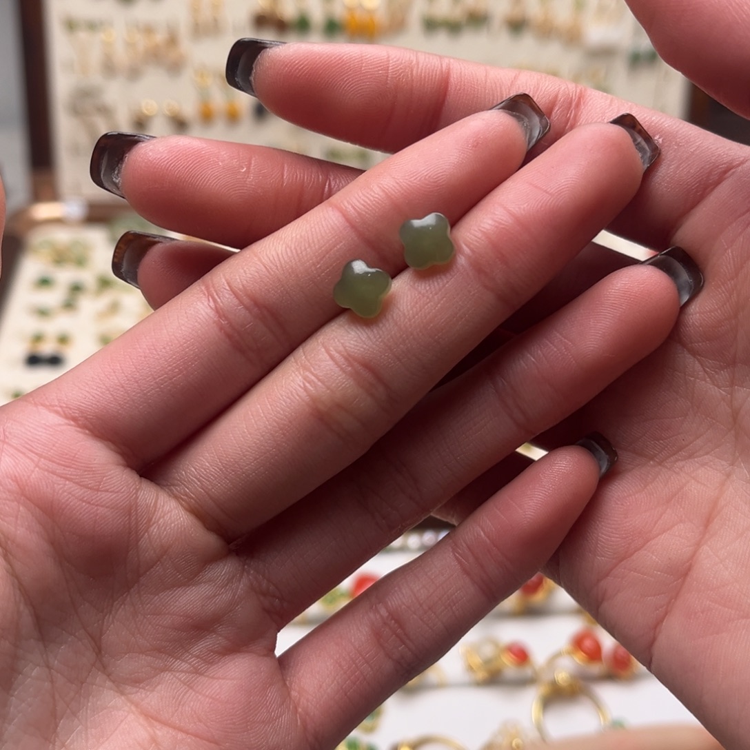 和田玉未镶嵌耳饰