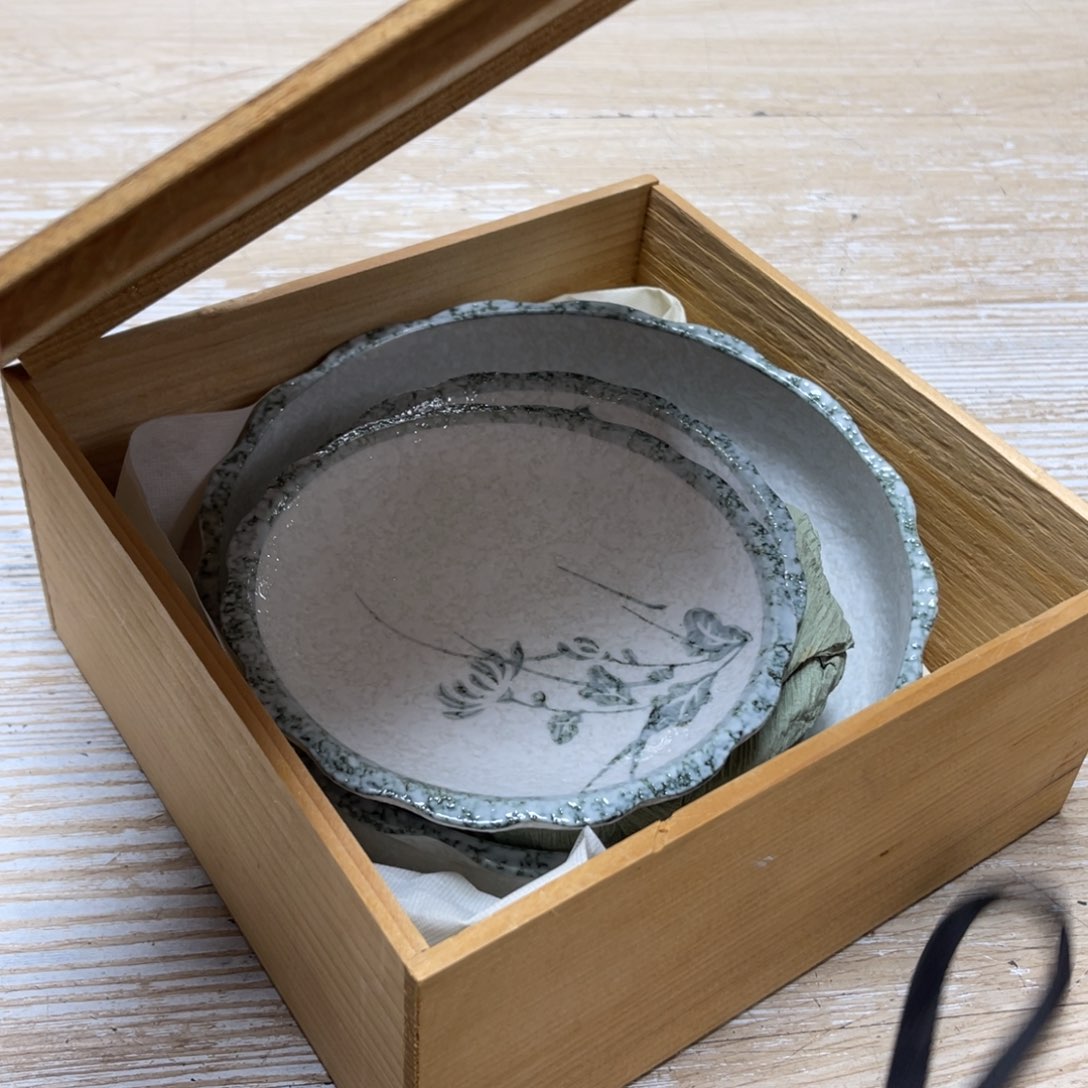 瓷片魔****?密密麻麻地排列着一个