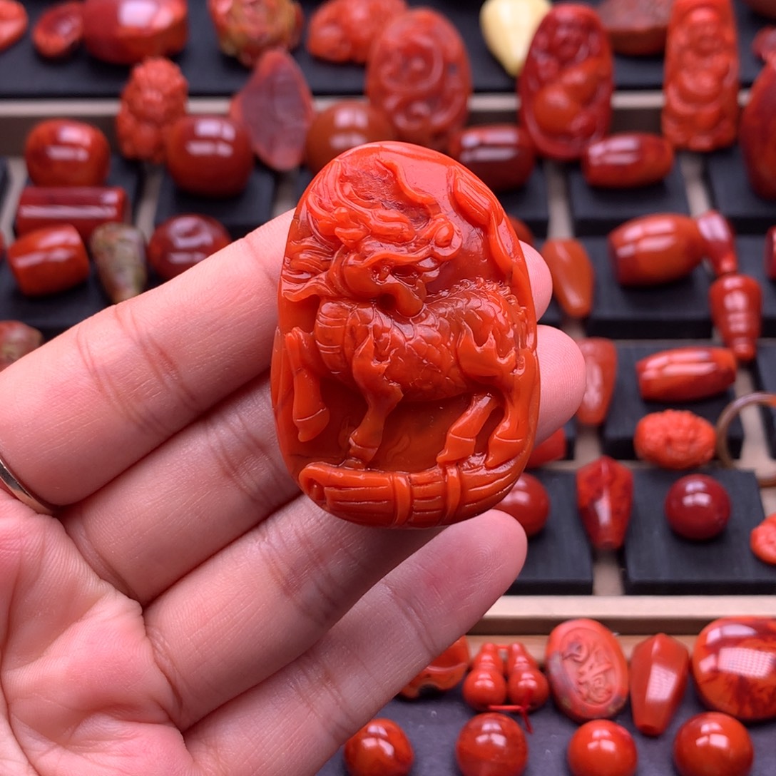南红玛瑙未镶嵌精工雕刻麒麟吊坠32.8mm