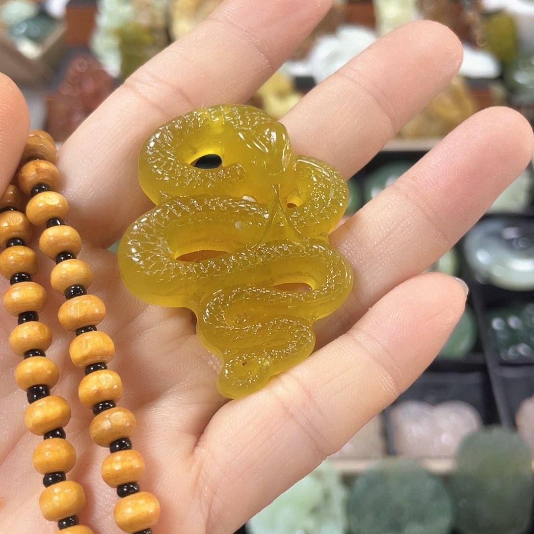 蛇纹石玉颈饰未镶嵌