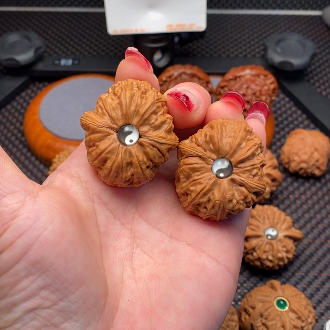 文玩核桃把件人****。元宝