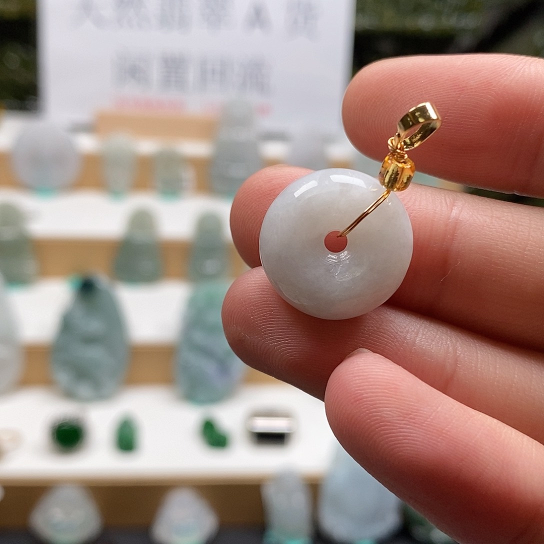 翡翠颈饰未镶嵌平安扣