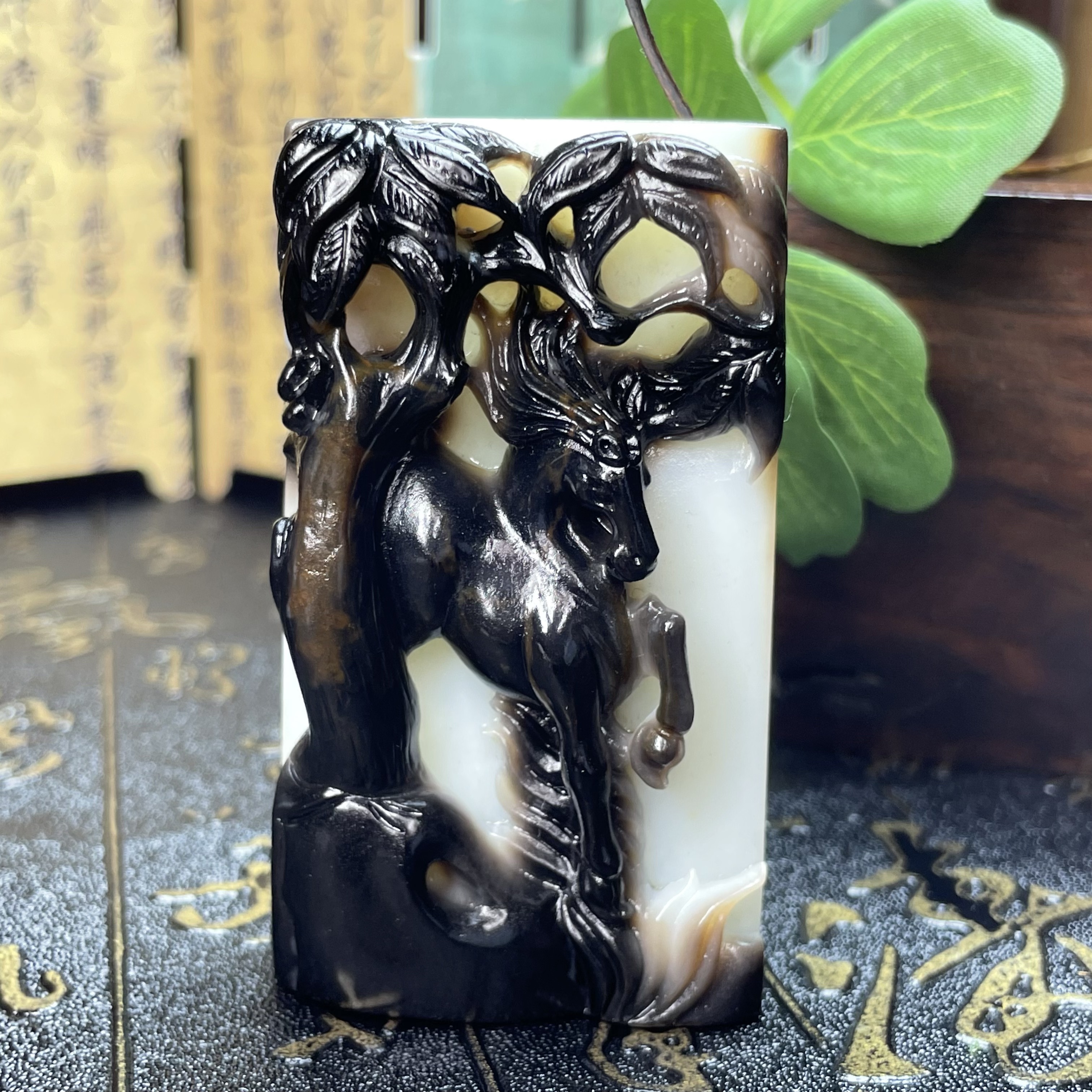 名家老师作品马到成功 和田玉黑皮俄三色马牌子挂件吊坠
