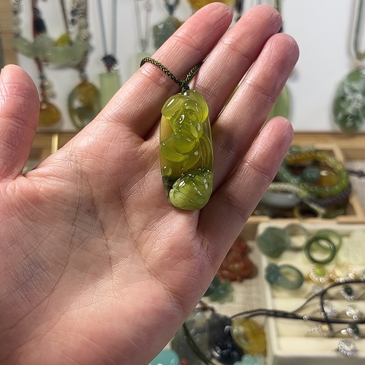 胡***极蛇纹石玉未镶嵌颈饰