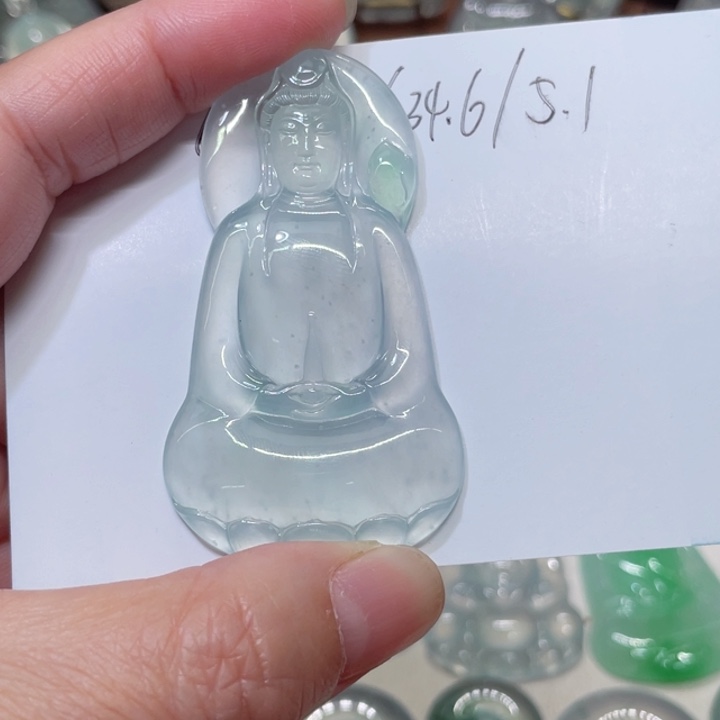 雪***。翡翠未镶嵌颈饰素衣尾款