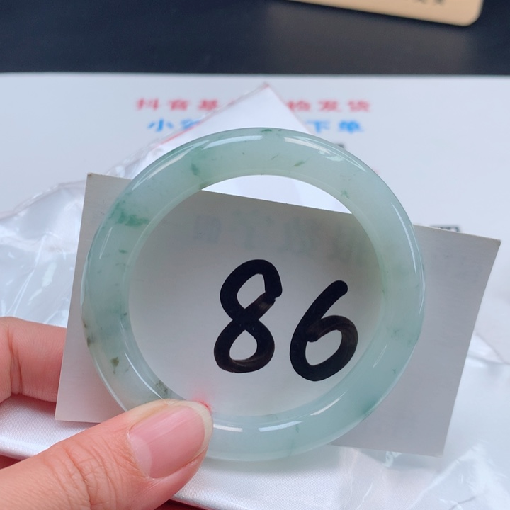 翡翠手镯未镶嵌冰