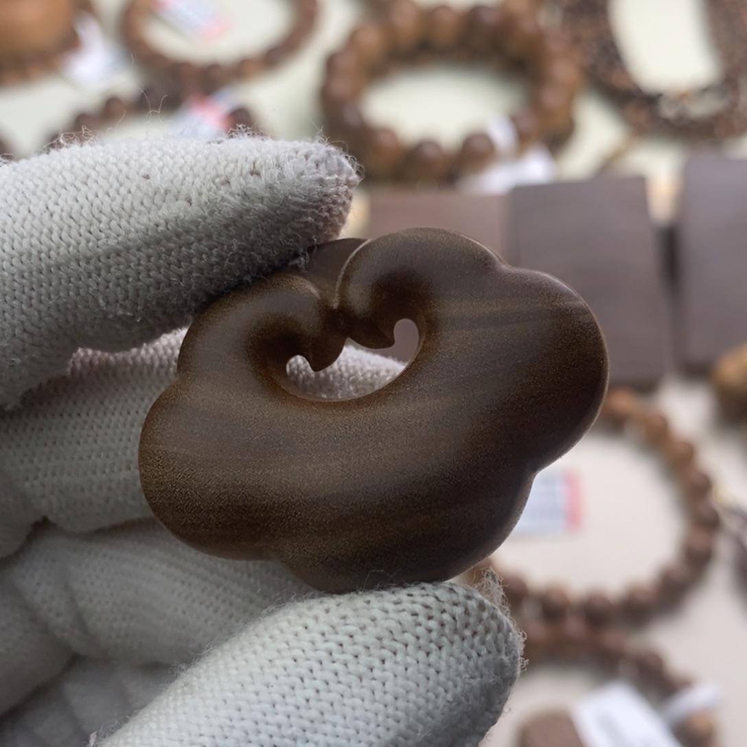 檀香木吊坠印度迈索尔老山檀4.0*3.0祥云如意锁