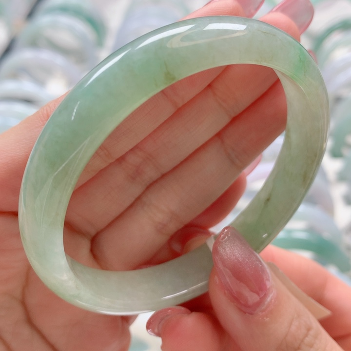 翡翠手镯未镶嵌果阳绿捡漏款56