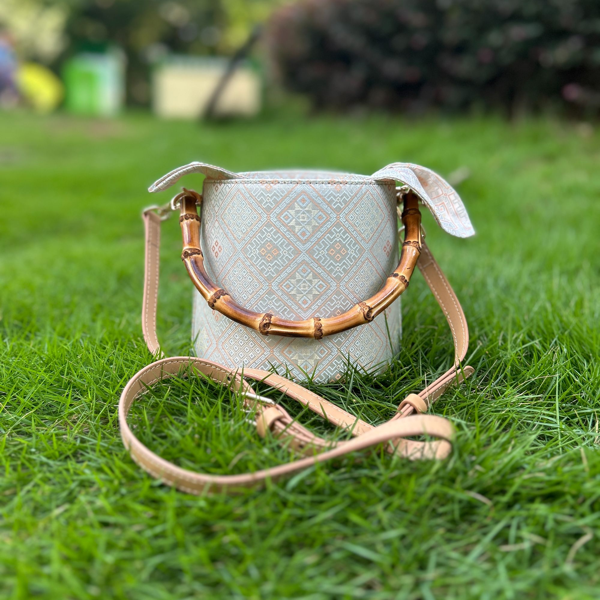 广西壮锦包包兔耳朵水桶包高级感轻奢气质百搭新款小众网红时尚