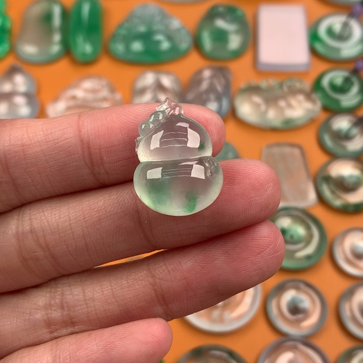 翡翠挂件未镶嵌….