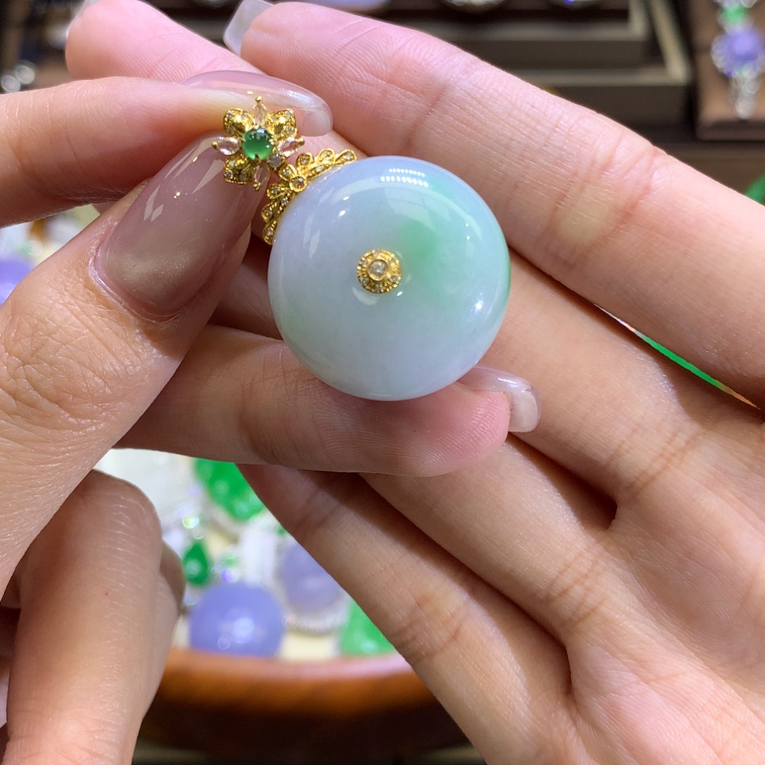 翡翠颈饰18K金镶嵌翡翠吊坠