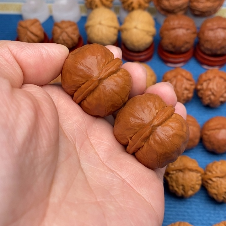 文玩核桃把件龙胆