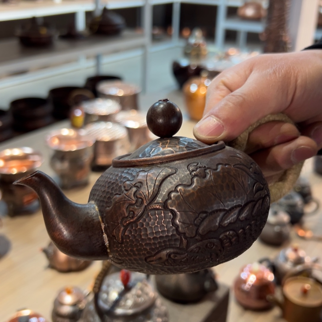 铜荷花鸳鸯小泡壶。     