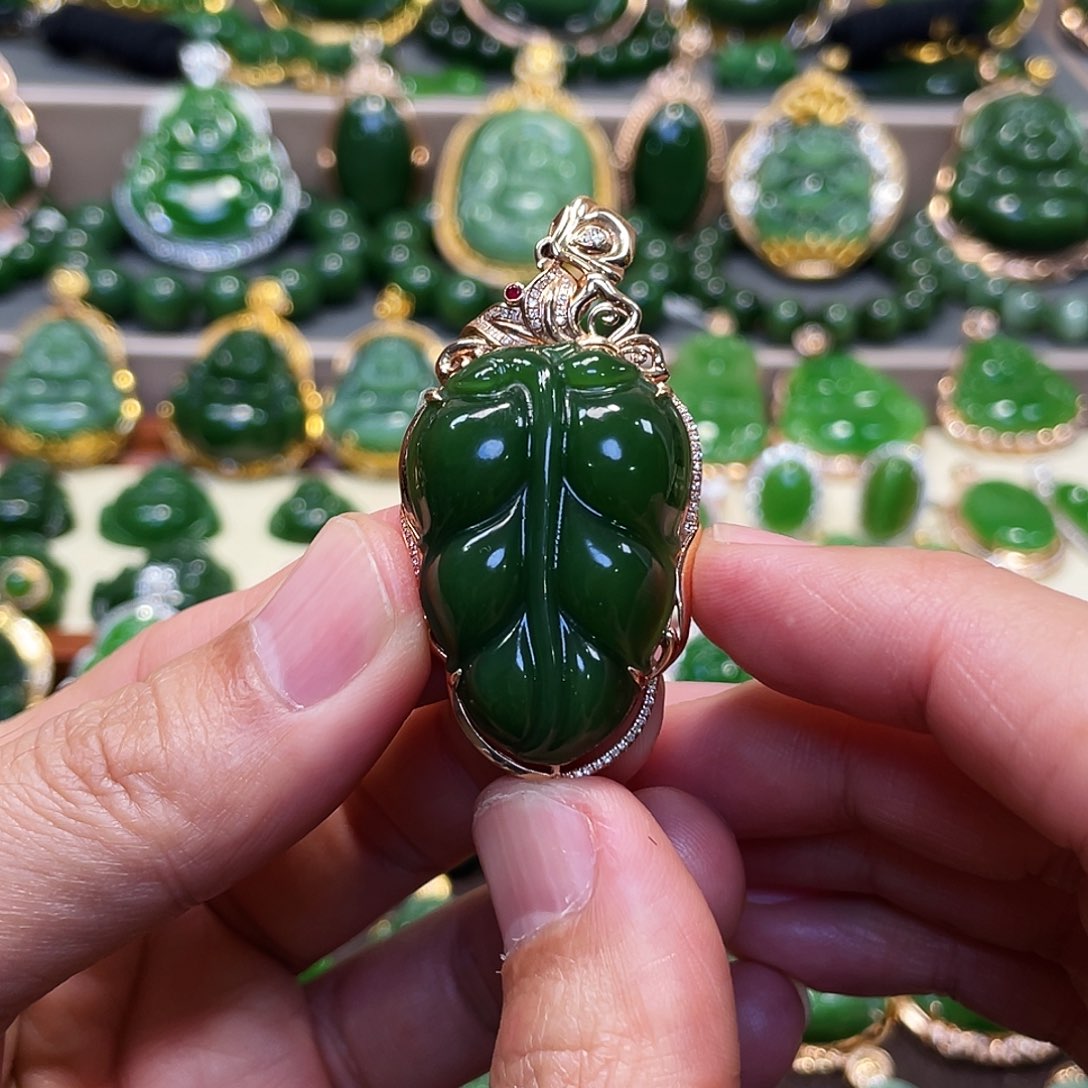 和田玉（碧玉）18K金镶嵌颈饰吊坠36mm