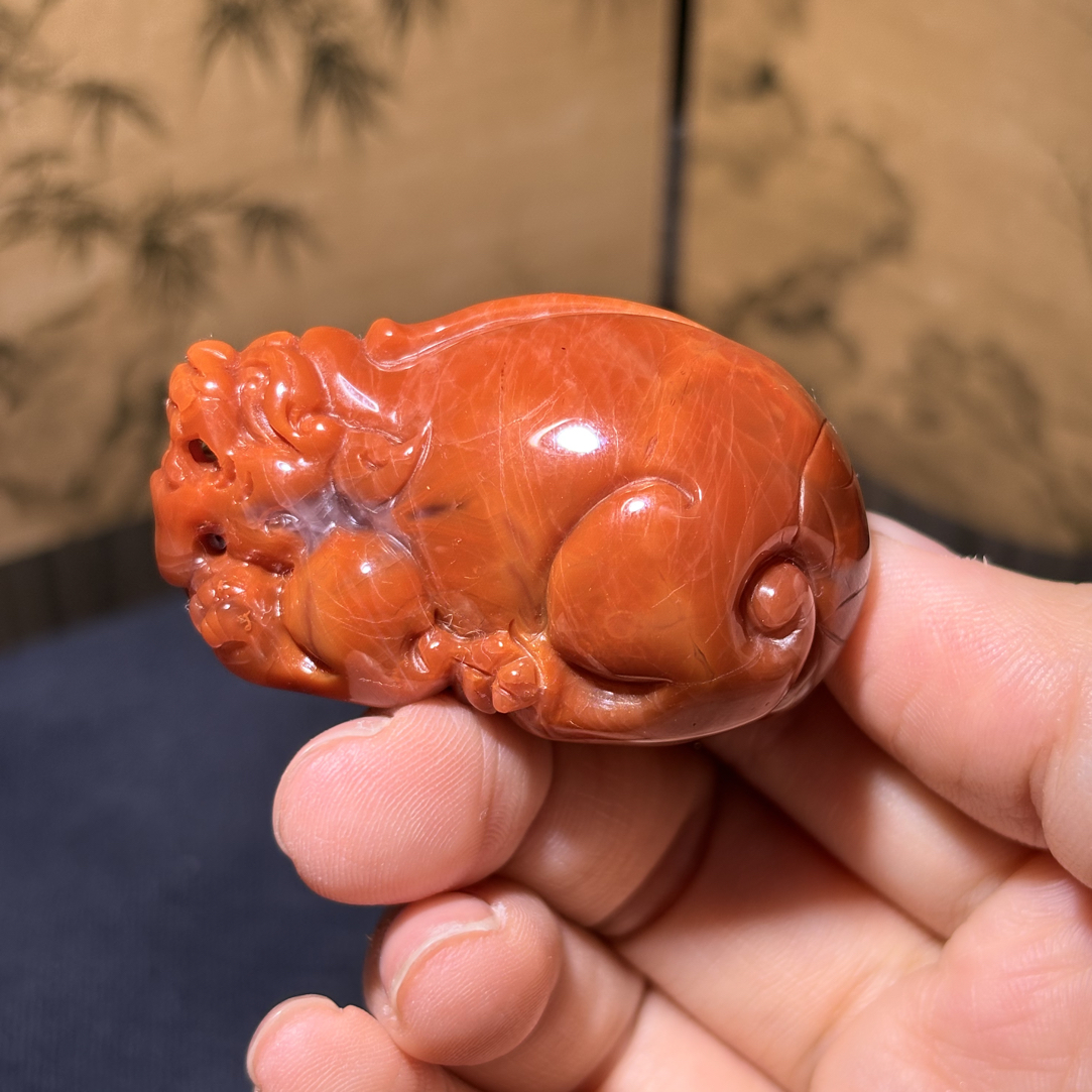 南红貔貅雕刻手把件