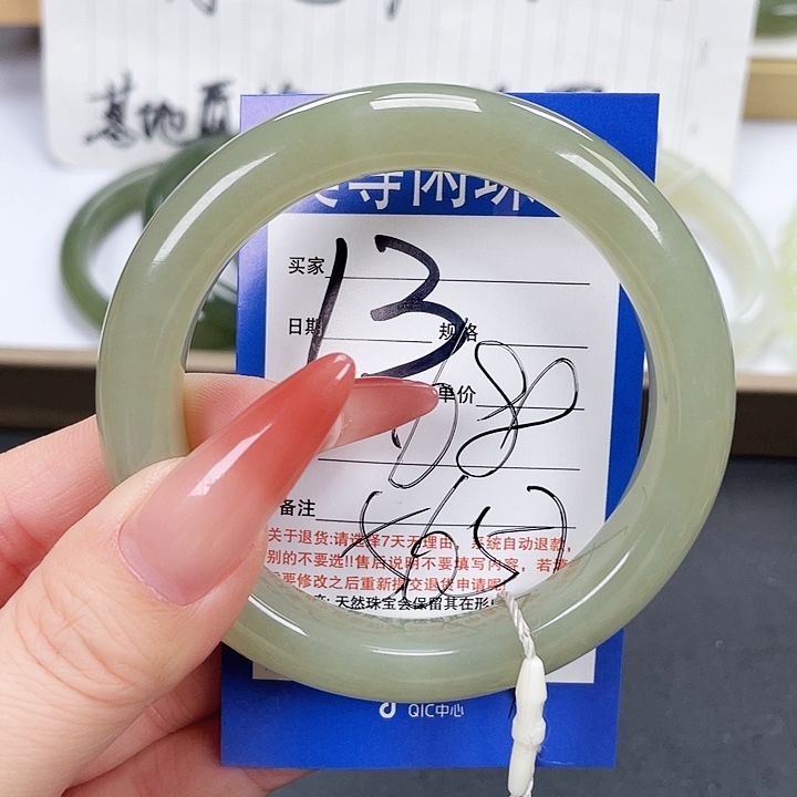 和田玉手镯未镶嵌