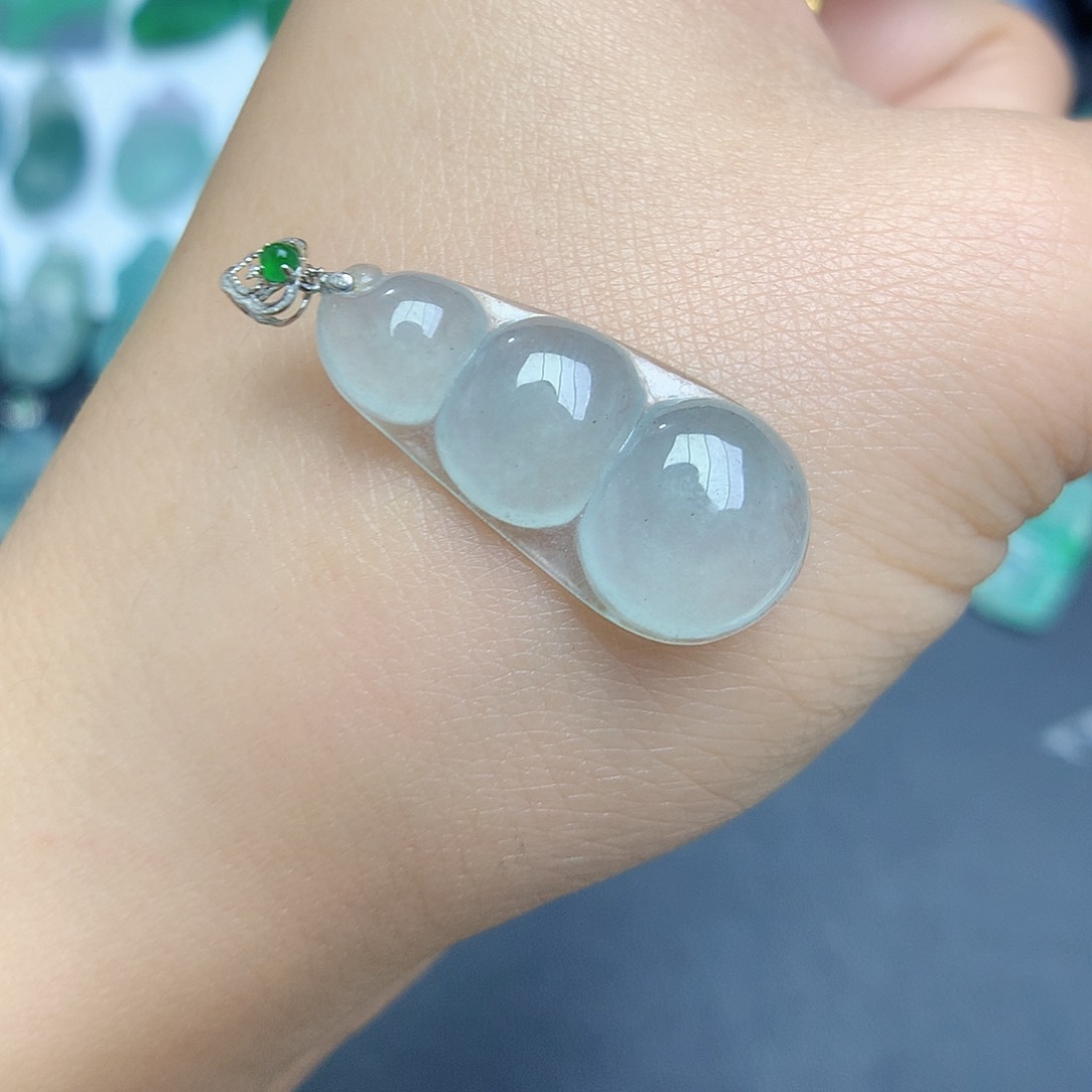 翡翠颈饰18K金镶嵌福豆