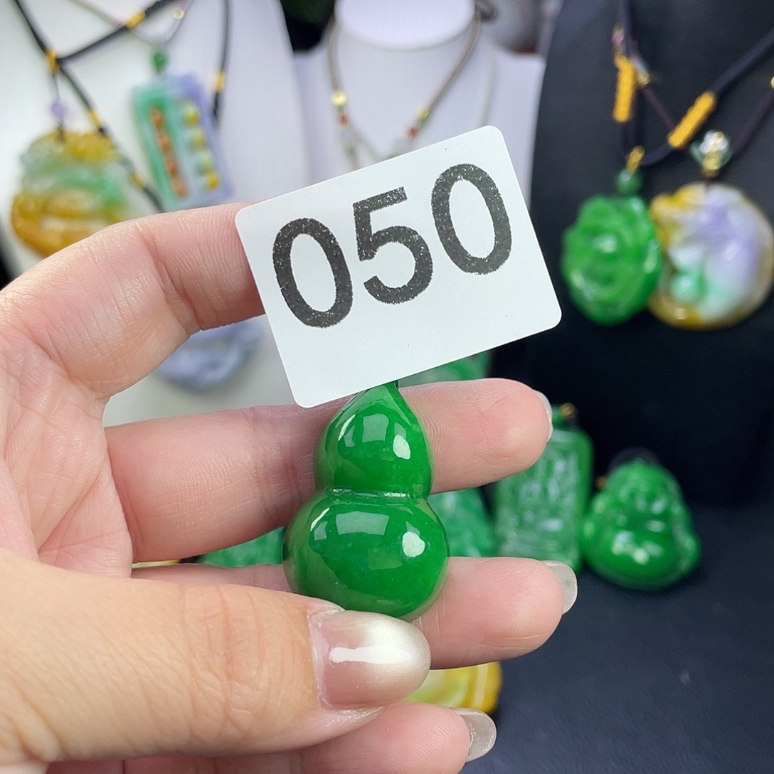 翡翠未镶嵌吊坠(赠链)