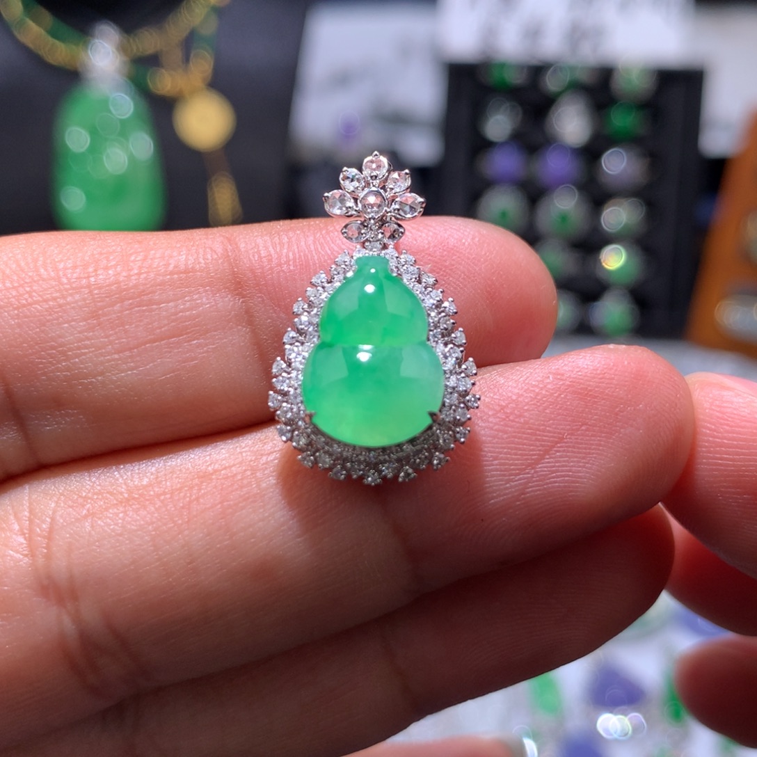 翡翠18K金镶嵌吊坠(赠链)