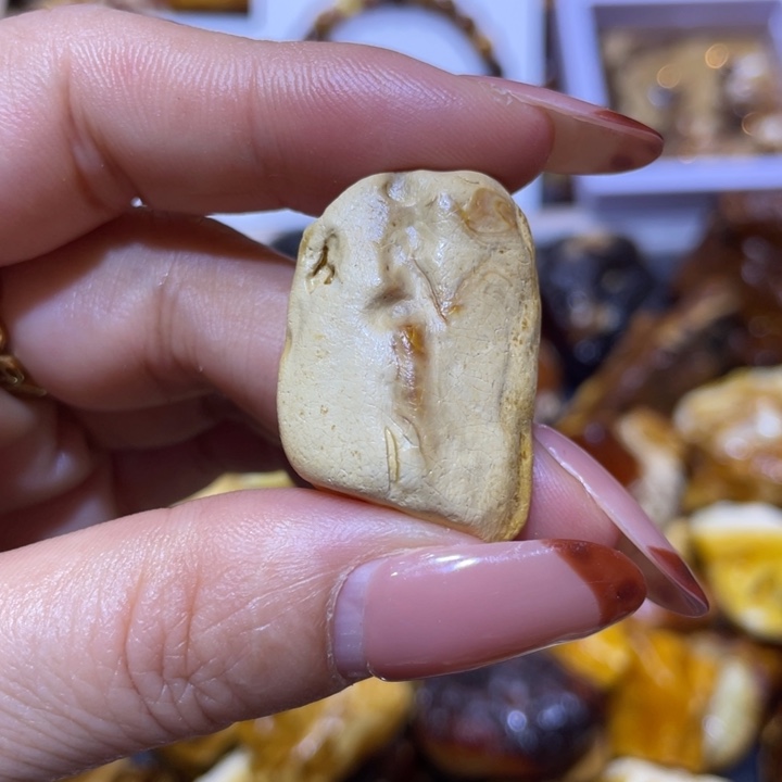 定制琥珀未镶嵌原石定制