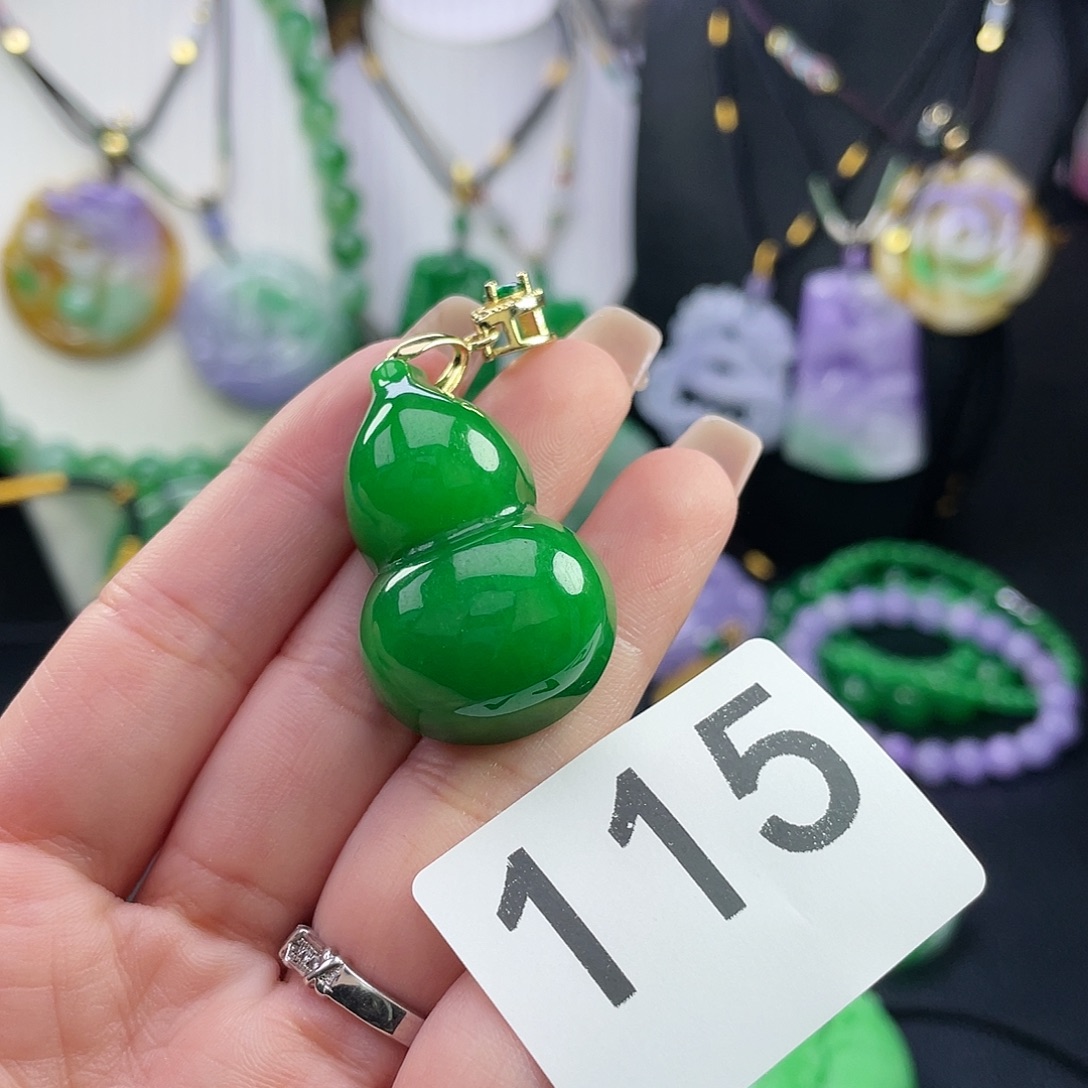 翡翠未镶嵌吊坠(赠链)