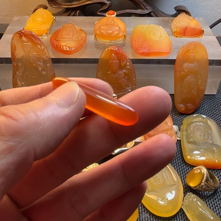 石英质玉颈饰未镶嵌龙**谜