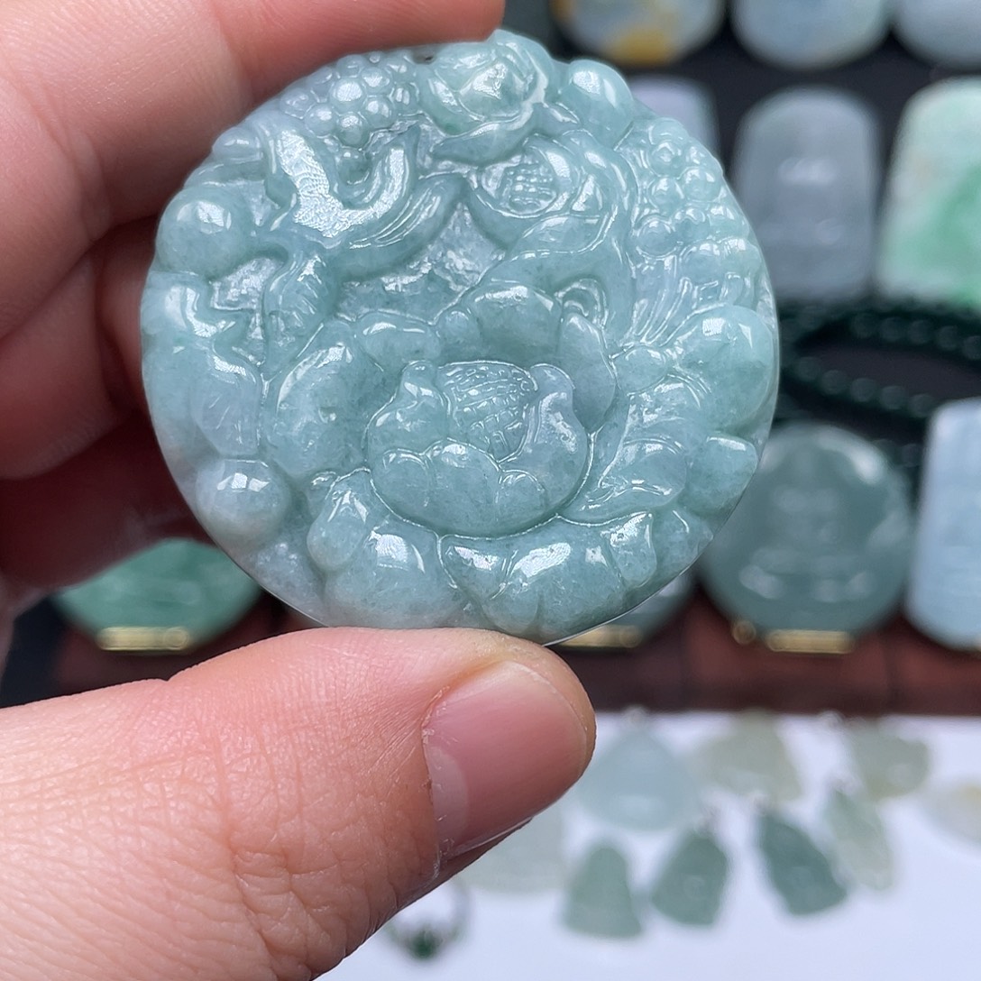 翡翠未镶嵌颈饰喜上眉梢