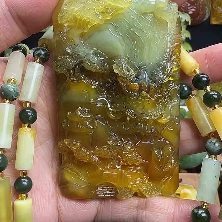 杨***三未镶嵌蛇纹石玉颈饰