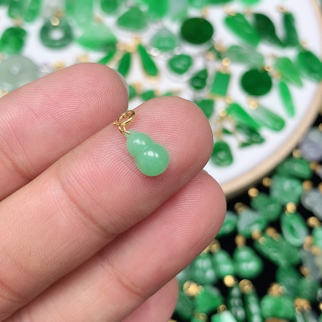 翡翠配石18K金扣 小巧精美飘阳绿小葫芦