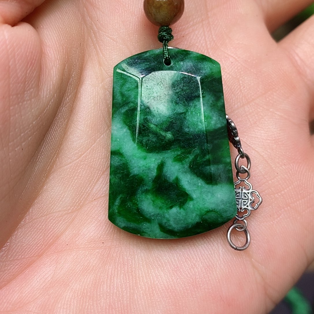 翡翠颈饰未镶嵌漂亮美眉