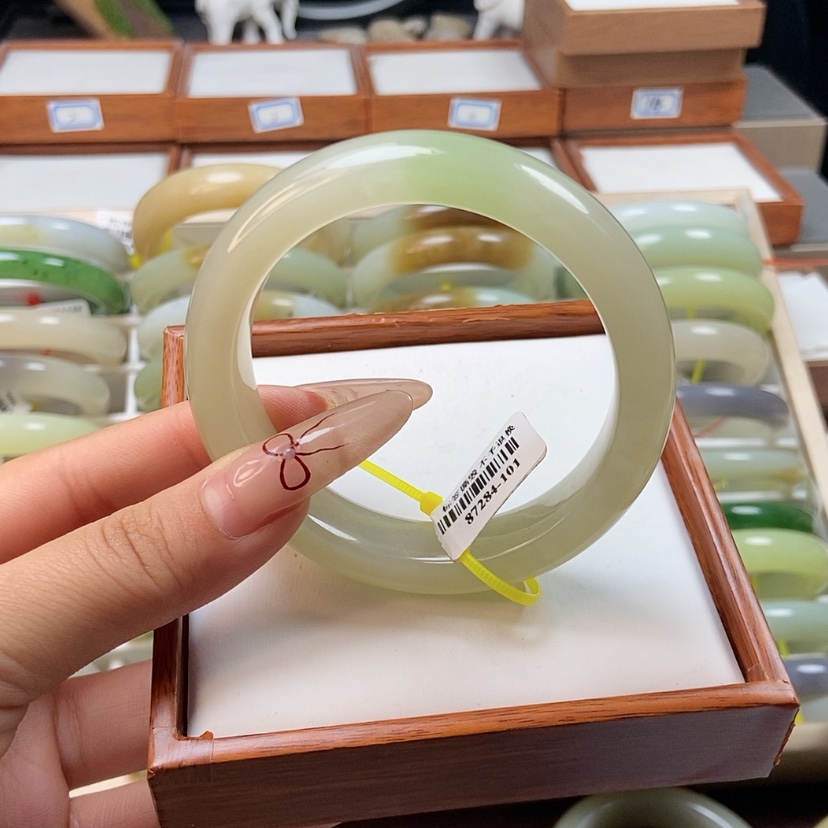 【闪购商品】和田玉手镯未镶嵌59