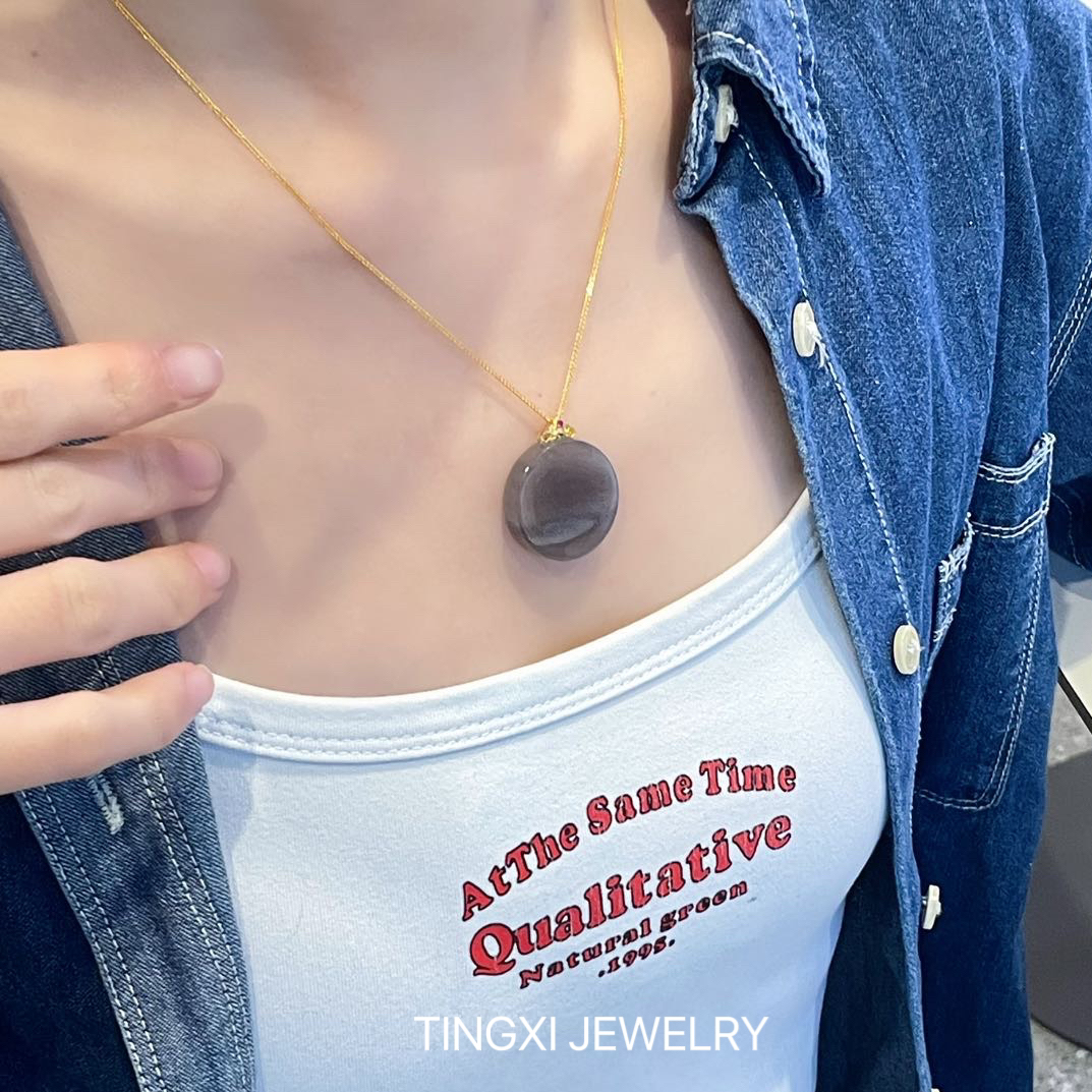 烟紫无事牌和田玉圆满牌18K金镶嵌简约时尚天然玉石多样性发其一