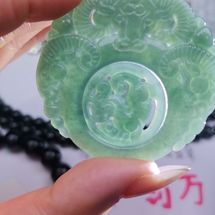 翡翠颈饰未镶嵌天然的A货翡翠