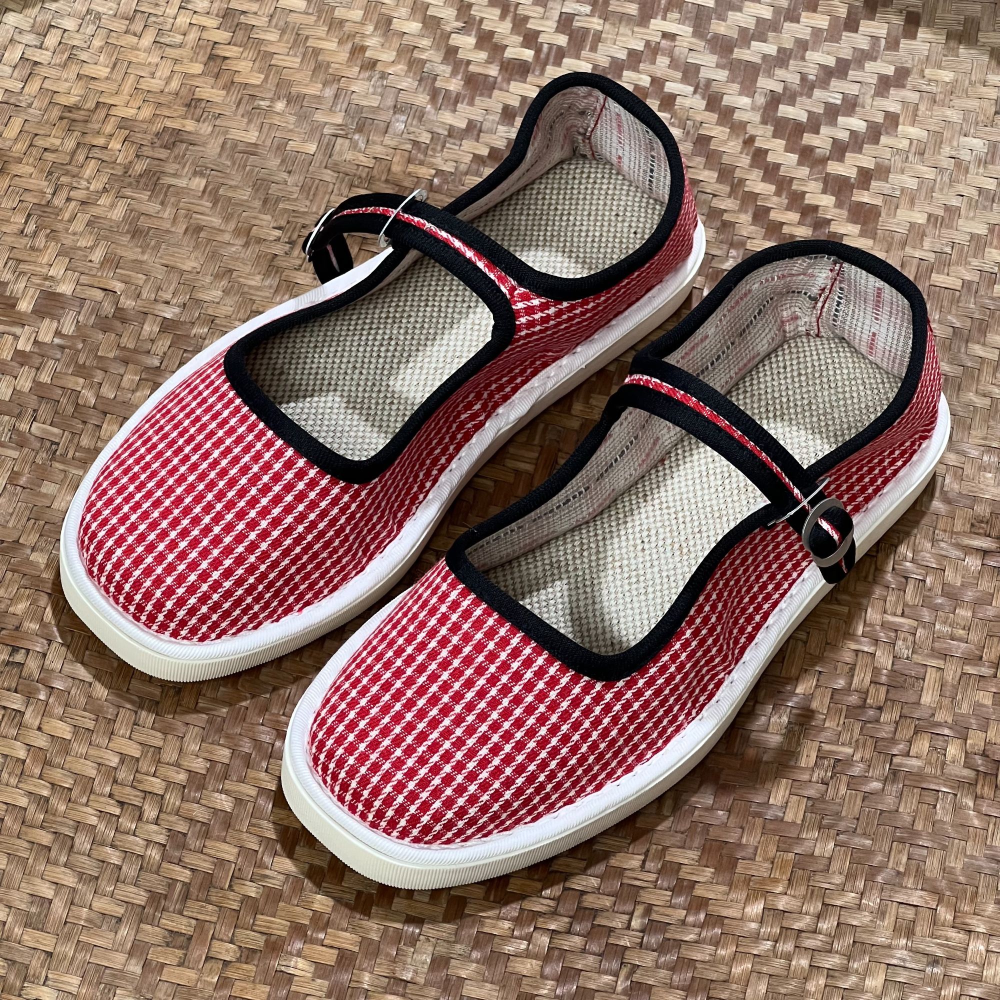 特价款何航夏季透气名族风方口红格子布鞋