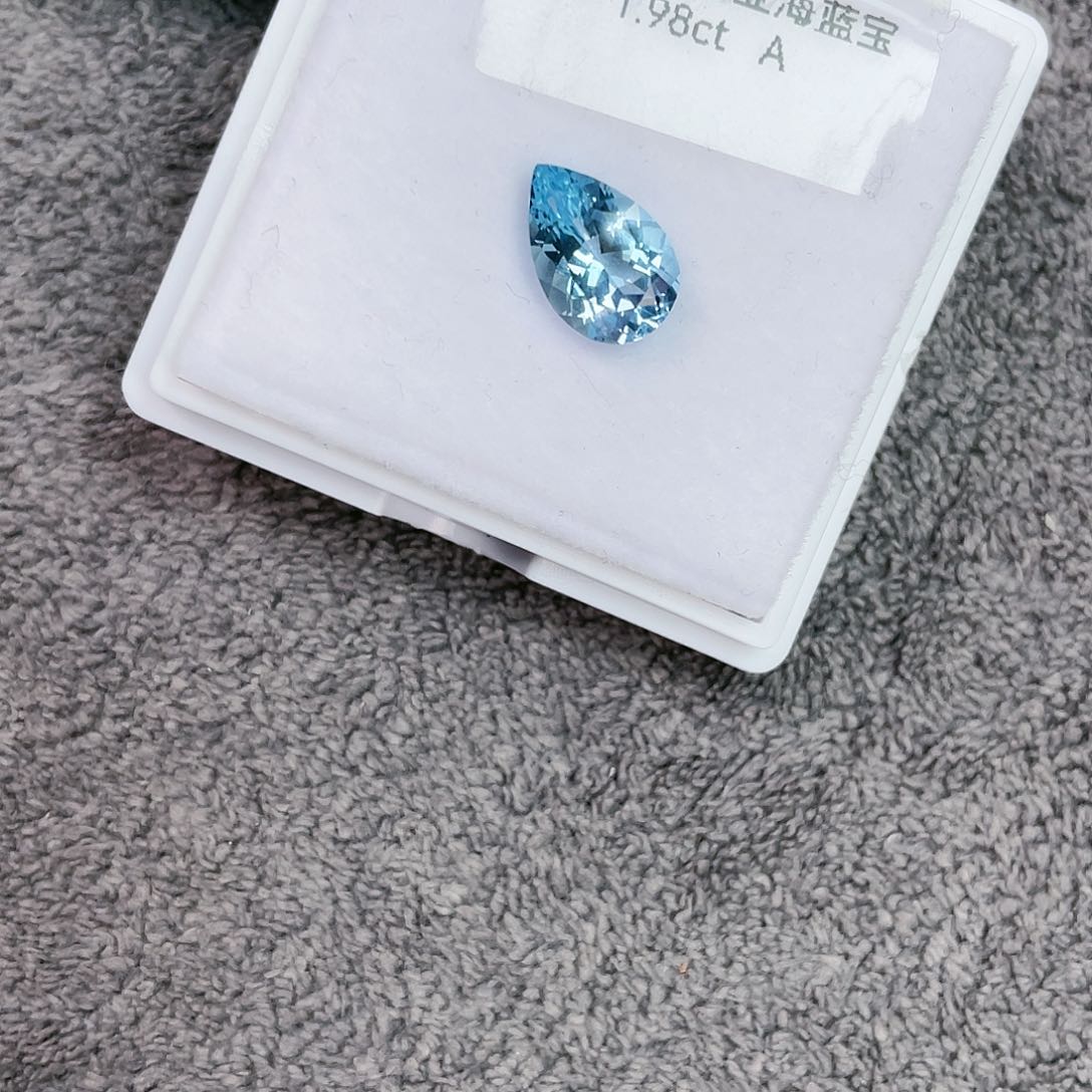 海蓝宝石笔搁未镶嵌1.98Ct。