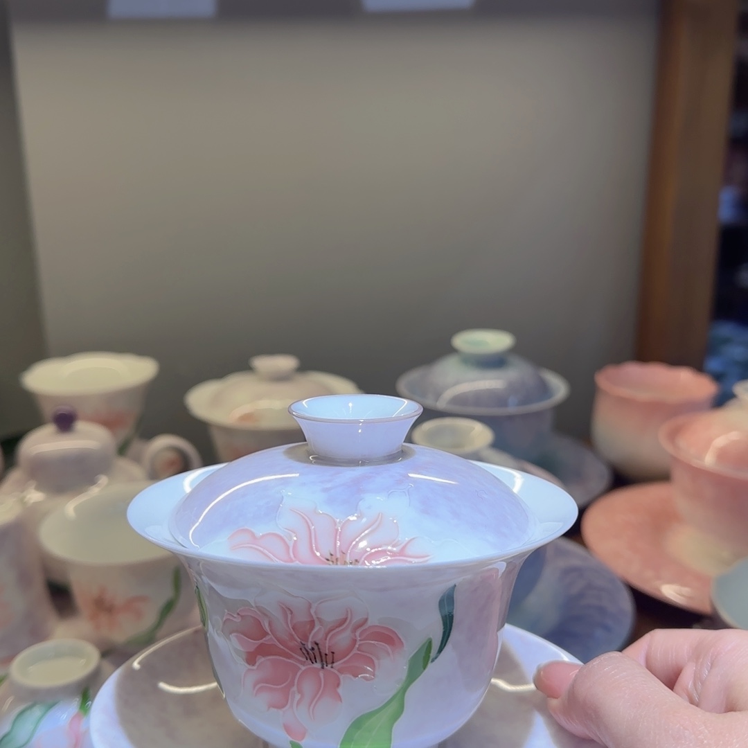 茶杯的设计非常有艺术美感了