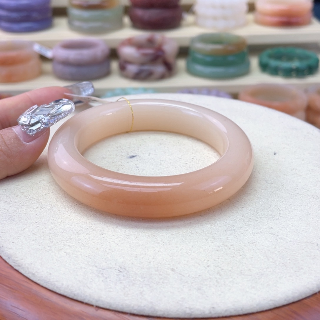 皮***飞石英质玉未镶嵌手镯