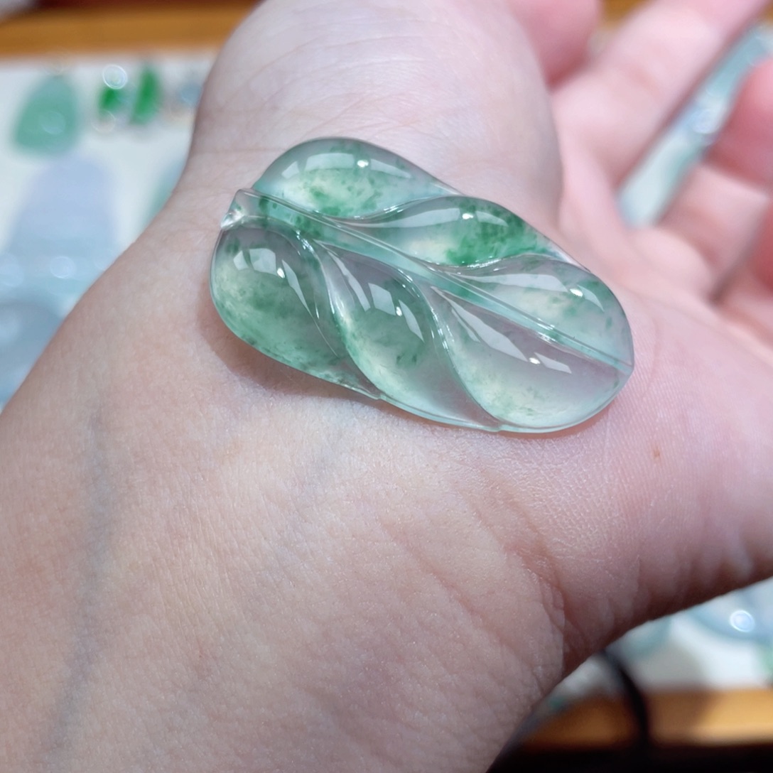 翡翠未镶嵌颈饰叶子