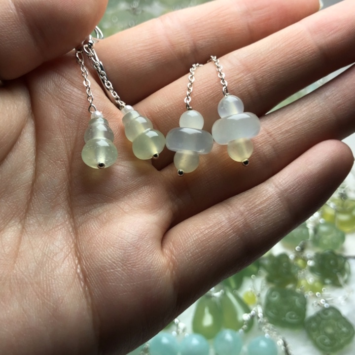 蛇纹石玉耳饰合金