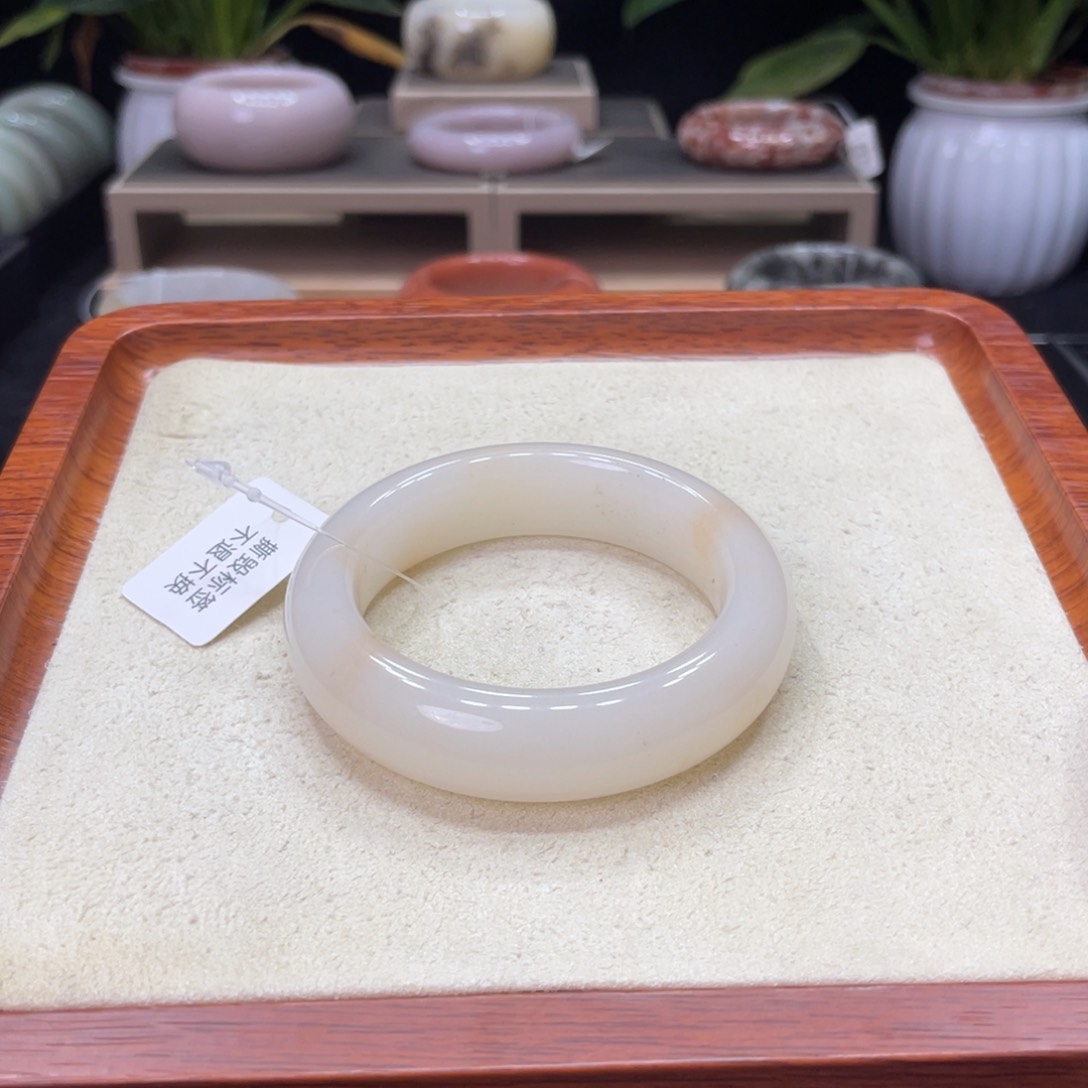 未镶嵌手镯石英质玉