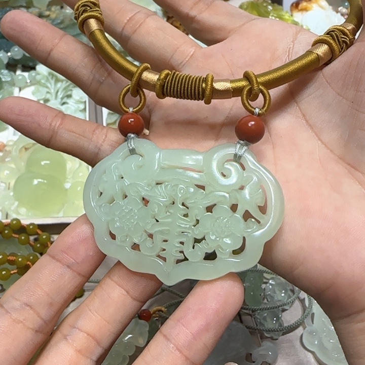 蛇纹石玉吊坠未镶嵌