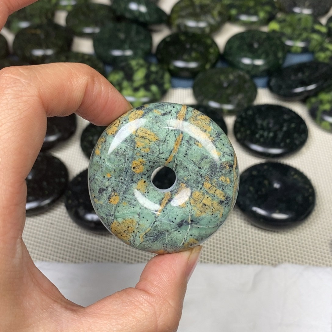 静***檀蛇纹石玉未镶嵌颈饰