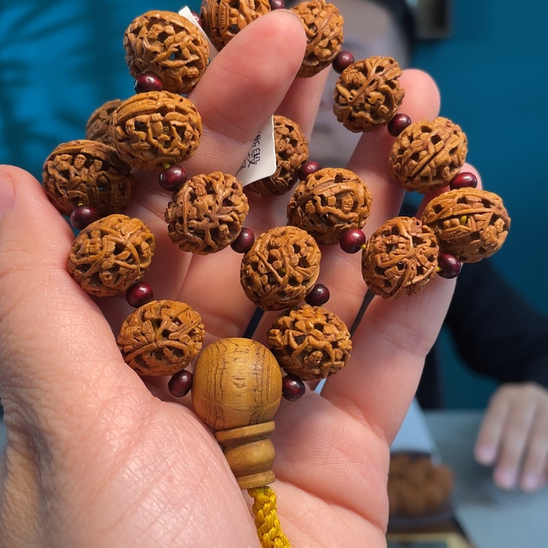 山桃核扁细密工核雕作品