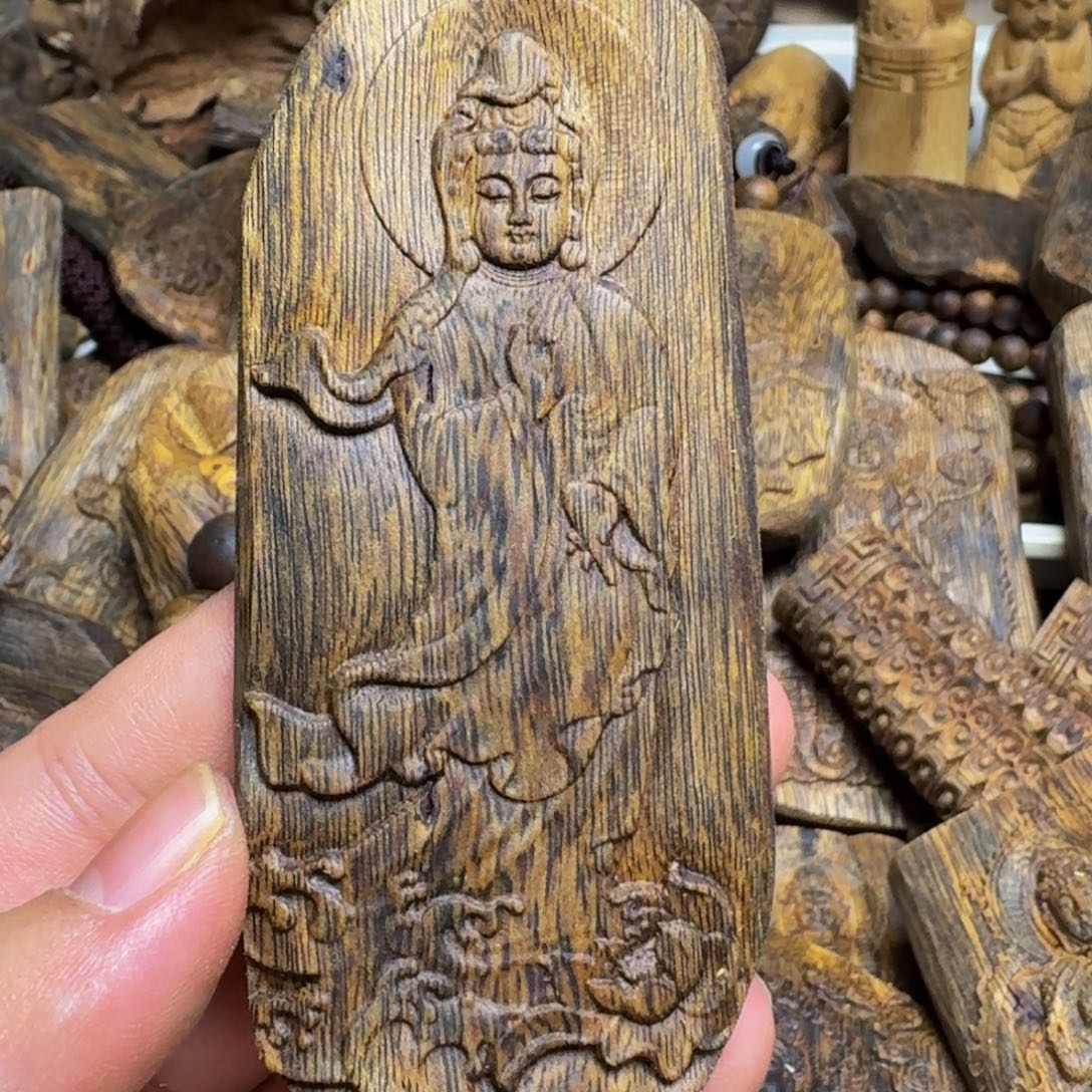 沉香沉香碎屑老乌身雕刻牌老料