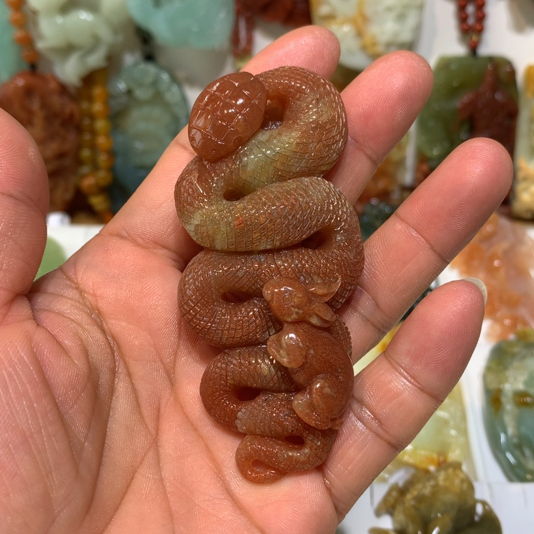 蛇纹石玉未镶嵌颈饰